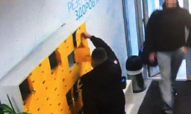 В Киеве задержали подозреваемых в краже ценных вещей из камер хранения спортклуба (фото)