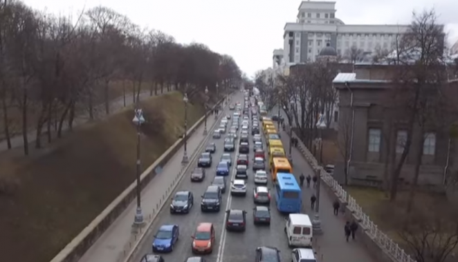 На Грушевского в Киеве бастуют водители фур и маршруток (видео)