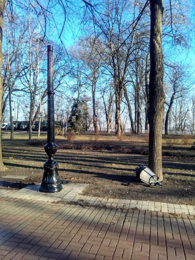 Новые фонари в Мариинском парке решили поменять из-за ржавчины спустя месяц после установки