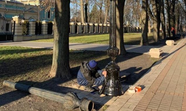 В “Киевгорсвете” сообщили, что обязали подрядчика заменить скандальные фонари в Городском саду