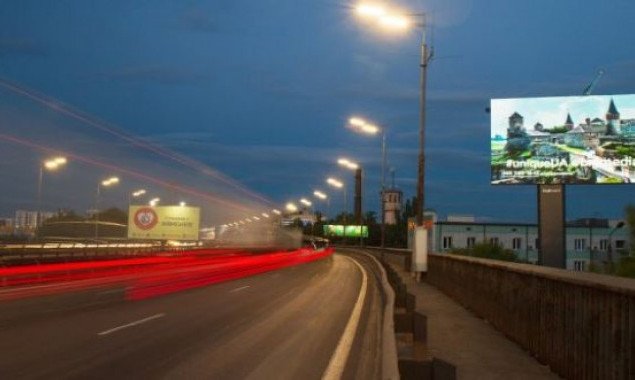 На сайте Киевсовета появились петиции о запрете рекламных экранов вдоль дорог