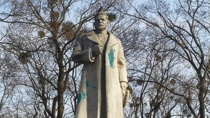 В Киеве полиция задержала 19-летнего парня, облившего “зеленкой” памятник Ватутину (фото)