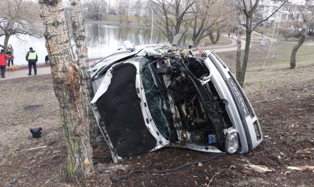 На Березняках в результате ДТП автомобиль перевернулся и чуть не угодил в озеро Тельбин (фото, видео)