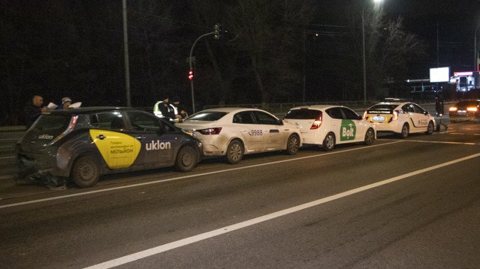 На столичном Печерске пьяный водитель Audi столкнул между собой автомобили трех служб такси (фото, видео)