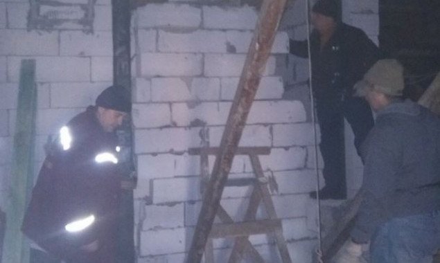 На крыше памятника архитектуры по улице Саксаганского в Киеве начали демонтировать незаконный этаж (фото, видео)