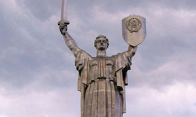 Директор Украинского института национальной памяти хочет демонтировать с монумента “Родина-Мать” в Киеве герб СССР