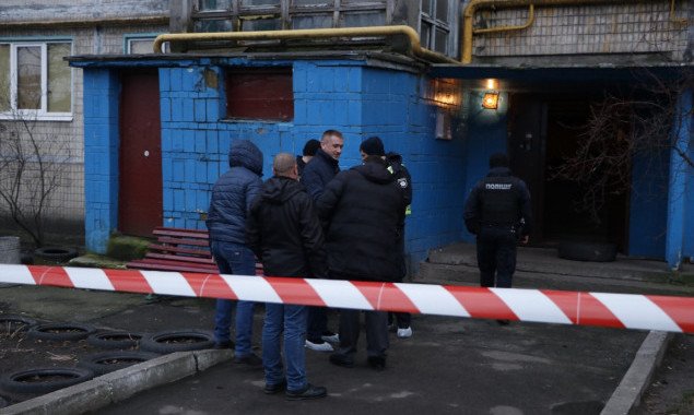 В подвале дома на Харьковском шоссе в Киеве обнаружили тело пенсионерки (видео)