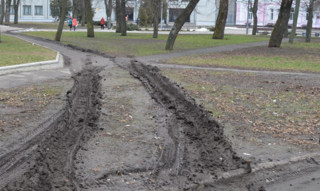 Жители дома на столичном Чоколовском бульваре возмущены уничтожением зеленой зоны работниками “Киевхлеба”