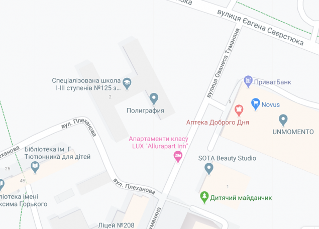 Руководство Днепровского района Киева попросили установить антипарковочные столбики возле школы № 125