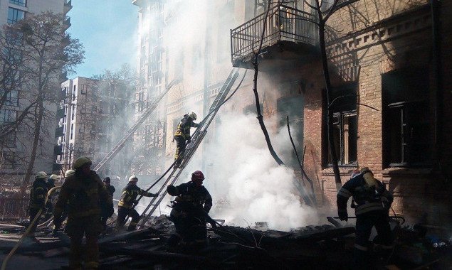 Из горящего дома в центре Киева спасли мужчину с собакой (фото)
