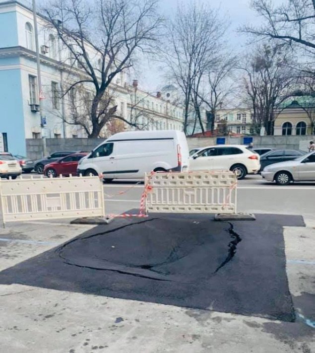 На улице Владимирской в центре Киева из-за прорыва трубопровода просел асфальт