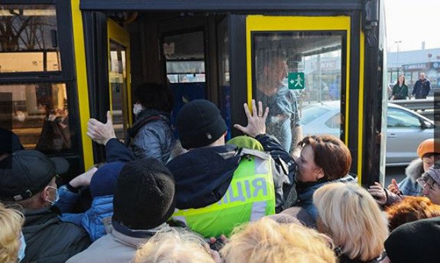 В Киеве пассажиры остановили автобус и заходили в него несмотря запрет полицейских (фото)