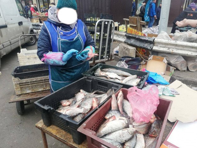 На столичном рынке изъяли почти 200 кг незаконной рыбы (фото)