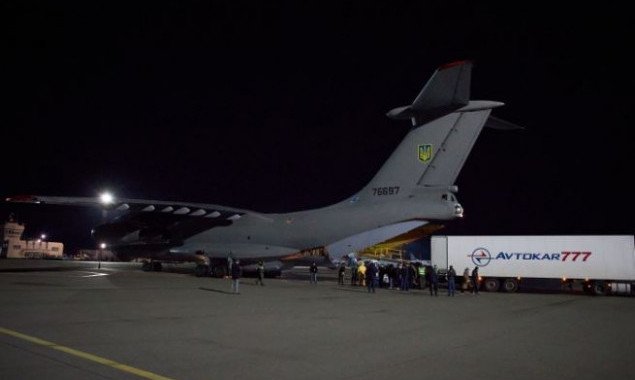В аэропорт “Борисполь” прибыл военный самолет с партией тестов на коронавирус из Китая