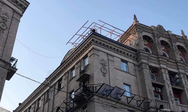 В Киеве на здании на Майдане Независимости снова пытаются возвести надстройку