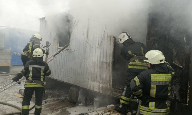 За сутки на Киевщине сгорели два металлических вагончика (фото)