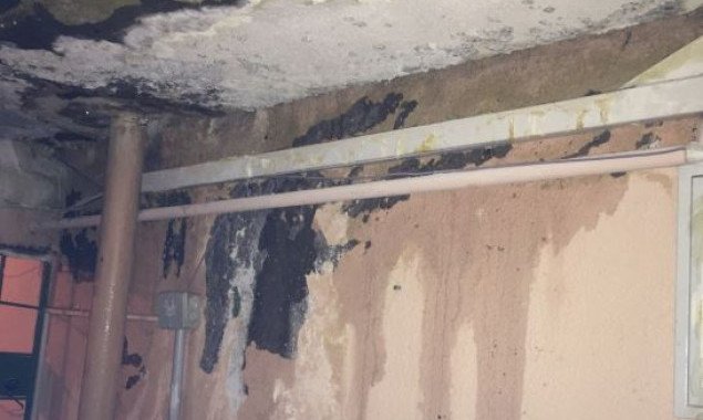 От главы Шевченковской РГА Киева потребовали устранить продолжающееся после отчета о ремонте протекание крыши дома