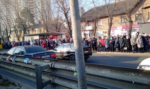 В Киеве требование ездить в транспорте не больше 10 человек и в масках не соблюдается (фото, видео)