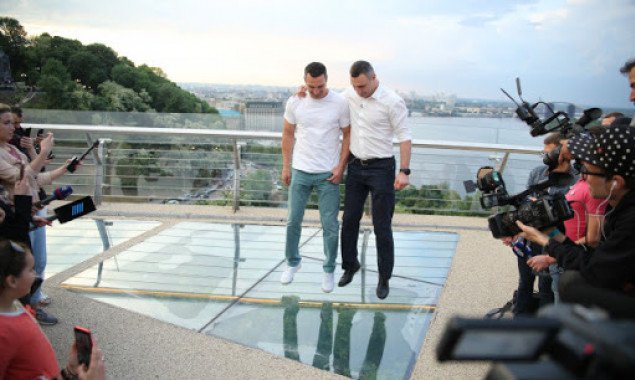 Главу КГГА попросили заменить ставшие непрозрачными стекла на “мосту Кличко”