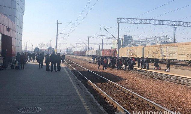 Возмущенные пассажиры блокировали движение поездов в Фастове на Киевщине
