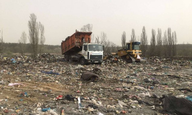 Ущерб от вывоза коммунальщиками мусора на закрытый полигон в Бориспольском районе превысил 207 млн гривен