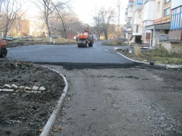 В двух районах Киева должны отремонтировать 113 придомовых территорий и внутриквартальных проездов (адреса)