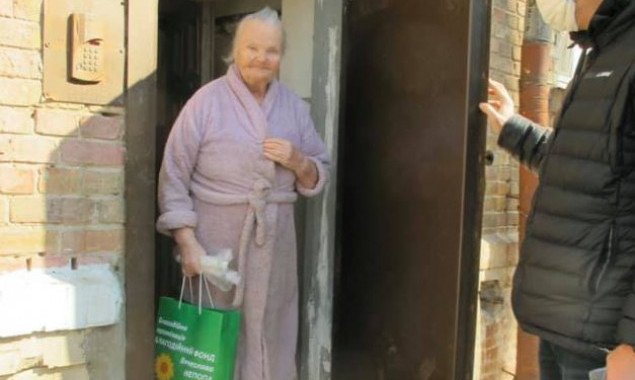 БФ “Соломенский” доставляет одиноким пожилым людям продукты, предметы первой необходимости и маски (фото)