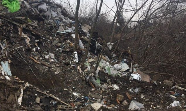 Экоинспекция обнаружила несанкционированную мусорку площадью 671 кв м в Шевченковском районе Киева