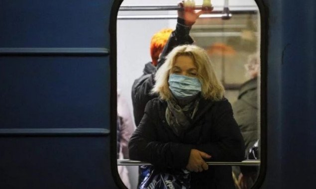 “Укрзализныця” начала бесплатно подвозить медиков служебным поездами