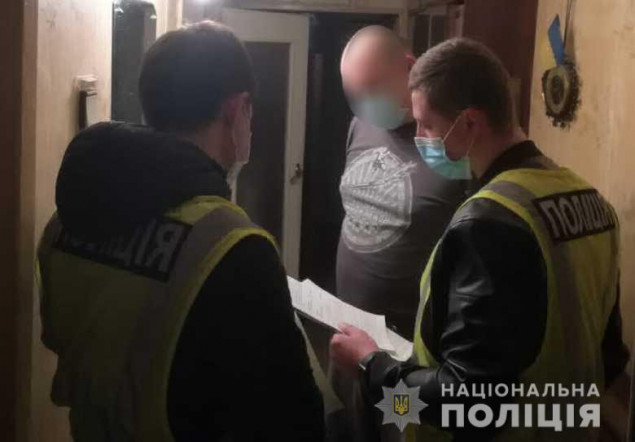 Полиция Киева объявила о подозрении мужчине, сломавшему нос сотруднице кондитерского магазина (видео)