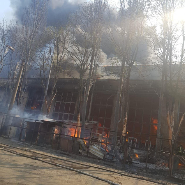 В Дарницком районе происходит масштабный пожар на складе лакокрасочных материалов (фото, видео)