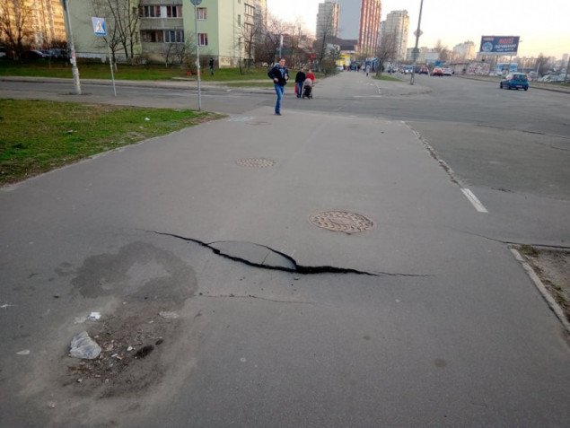 Открытая Кличко в 2015 году велодорожка на Троещине “потеряла” разметку и просела (фото)