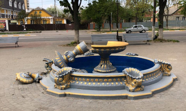 В Боярке на Киевщине девушка залезла на фонтан и разрушила его (видео)