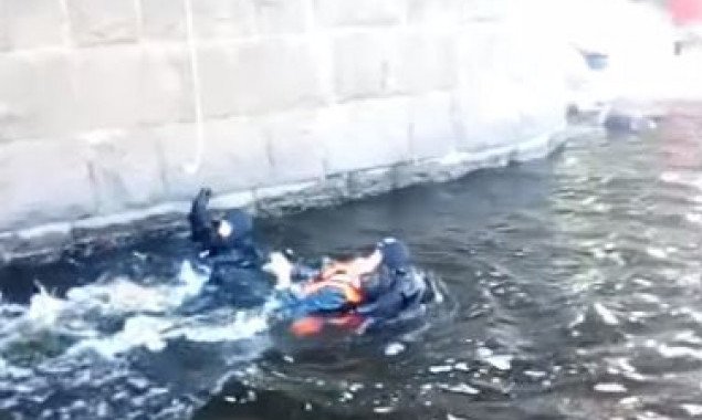 В Киеве водолазы спасли мужчину из воды возле Дарницкого моста (видео)