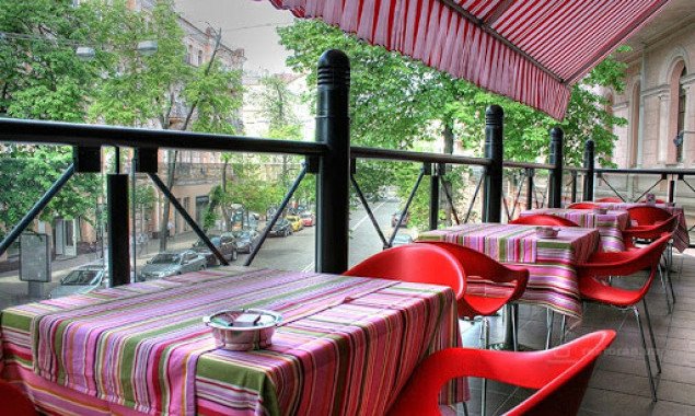 Киевские власти утвердили требования к работе летних площадок кафе и ресторанов (документ)