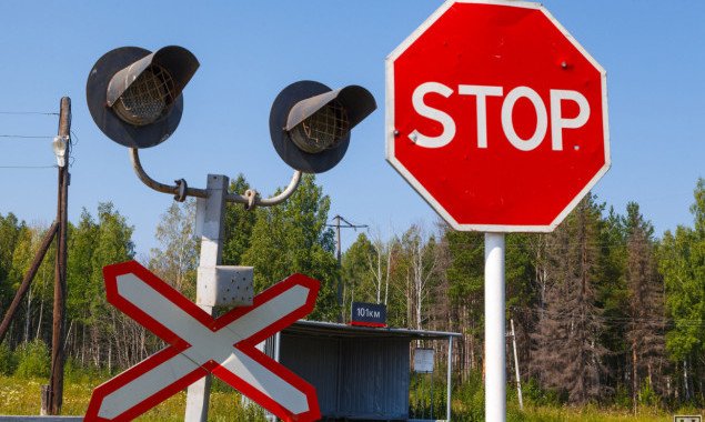 В Калиновке на Васильковщине 14 и 15 мая будут закрывать движение через железнодорожные переезд