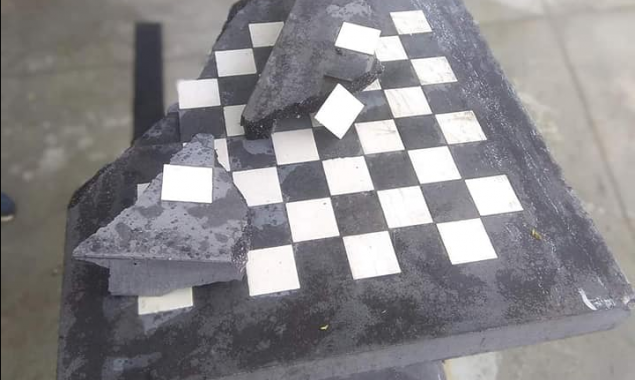 Вандалы разбили гранитную шахматную доску в фитнес-парке “Озеро Лебединое” на столичных Позняках (фото)
