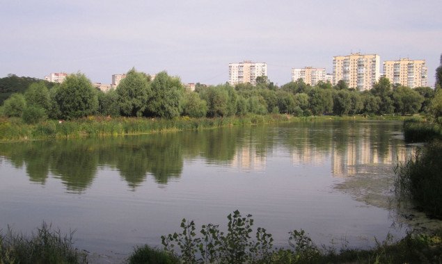 Замглаву КГГА Пантелеева призвали все же начать капремонт парка “Синеозерный”, на который уже выделены средства