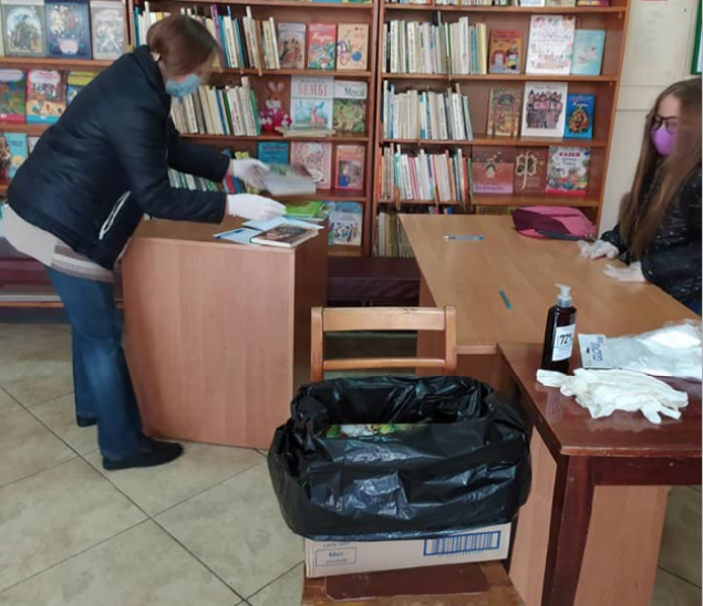 В библиотеках Ирпеня на Киевщине возвращенные читателями книги отправляют на карантин