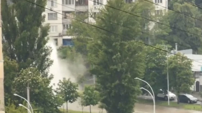 В Киеве прорвало тепломагистраль и затопило Голосеевский проспект (видео)