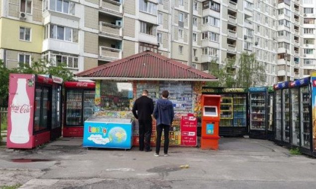 Кабмин попросили позволить Киевсовету ввести запрет на холодильники с напитками и продуктами на тротуарах