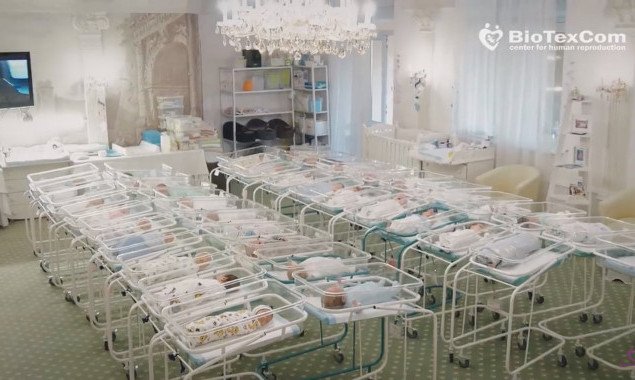В Киевском отеле из-за карантина “застряли” 46 младенцев, рожденных от суррогатных матерей (видео)