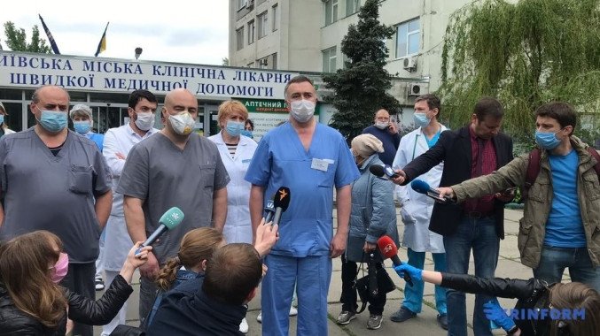 В Киеве врачи больницы “скорой помощи” публично выступили против урезания зарплат (видео)