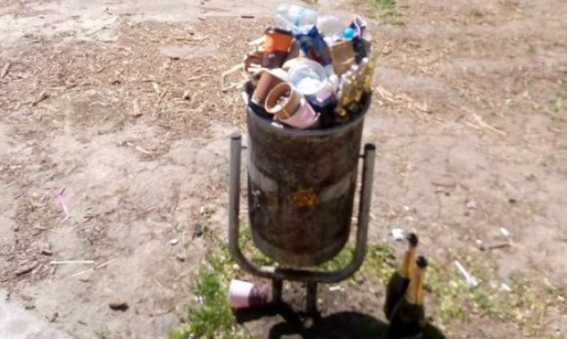 Жители Подола пожаловались на грязь и строительный мусор на новой остановке “Массив Синеозерный”