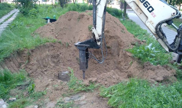 Власти Броваров продолжают демонтировать самовольно построенные горожанами погреба (фото)