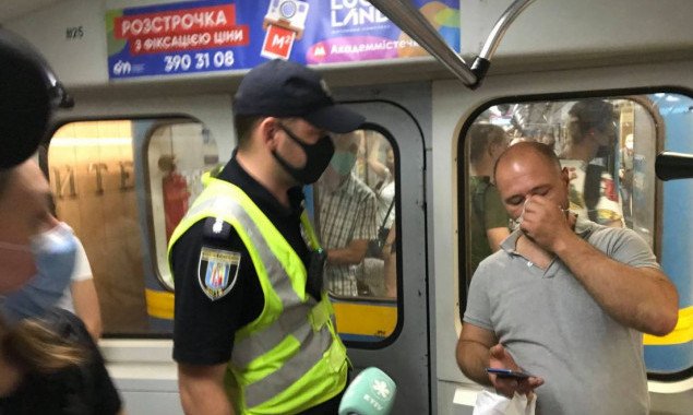 Киевлян начали активно штрафовать за нарушение масочного режима в метро (фото)