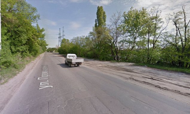 Мэра Кличко попросили привести дорожное покрытие улицы Промышленной на столичных Бортничах в надлежащий вид