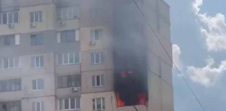 На Позняках начался масштабный пожар в жилом доме (фото, видео)