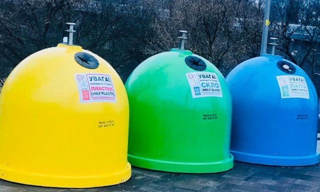 Киевские коммунальщики купили тысячу новых контейнеров для раздельного сбора мусора