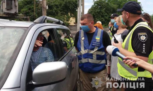 Полиция составила админпротоколы на перекрывших дорогу на Русановке в Киеве